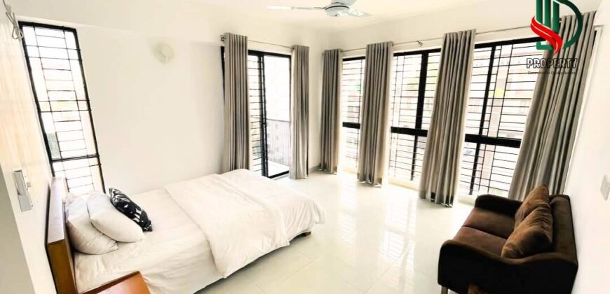 Bashundhara R/A2250Sf Fully Furnished 3 Bedrooms  Apartment For Rent block d